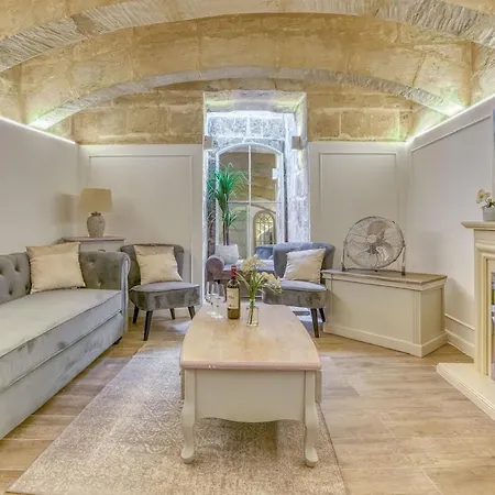 Modern Oasis Near Mdina With Rooftop Pool & View 拉巴特